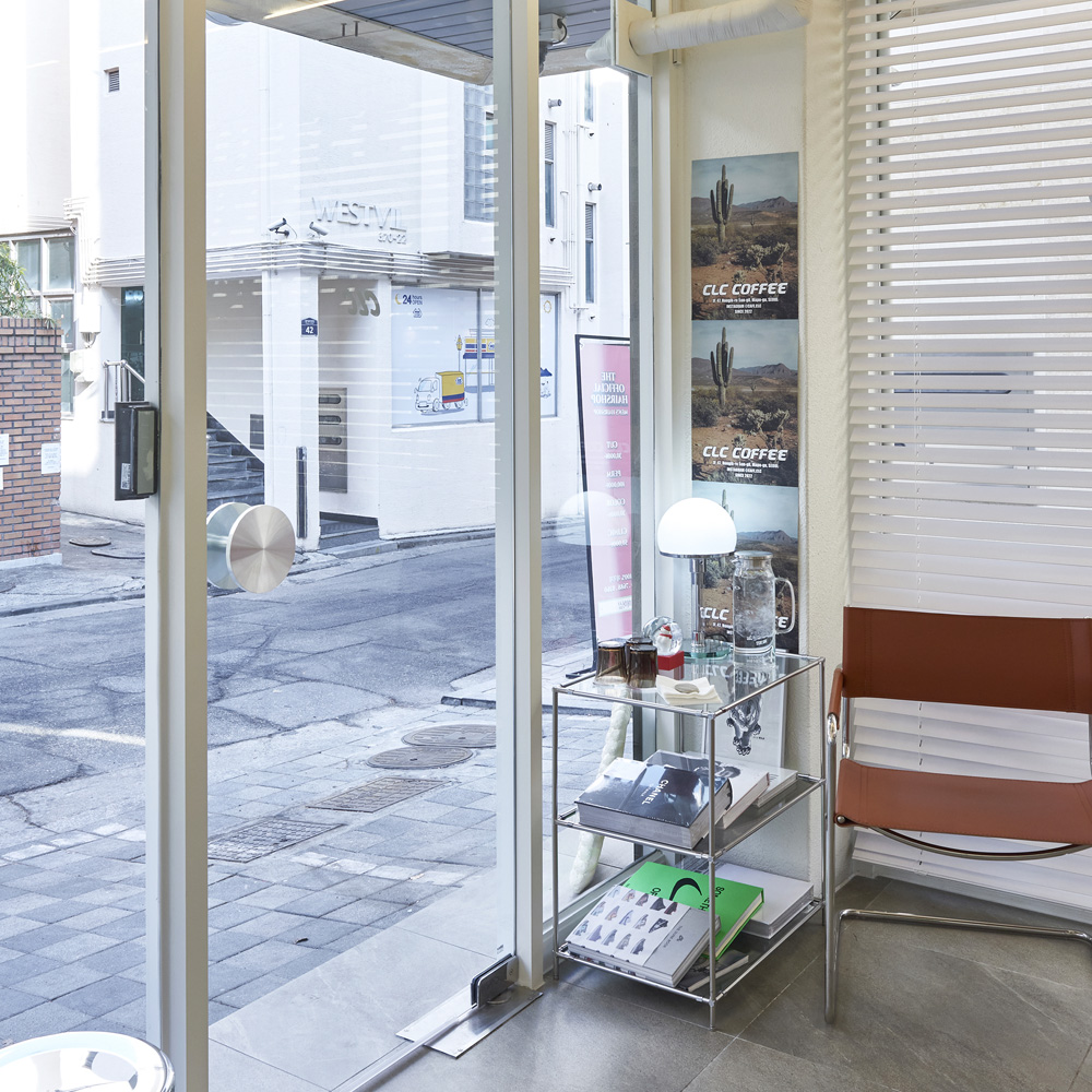 13 平卡佩特里尔的极简咖啡厅设计-13