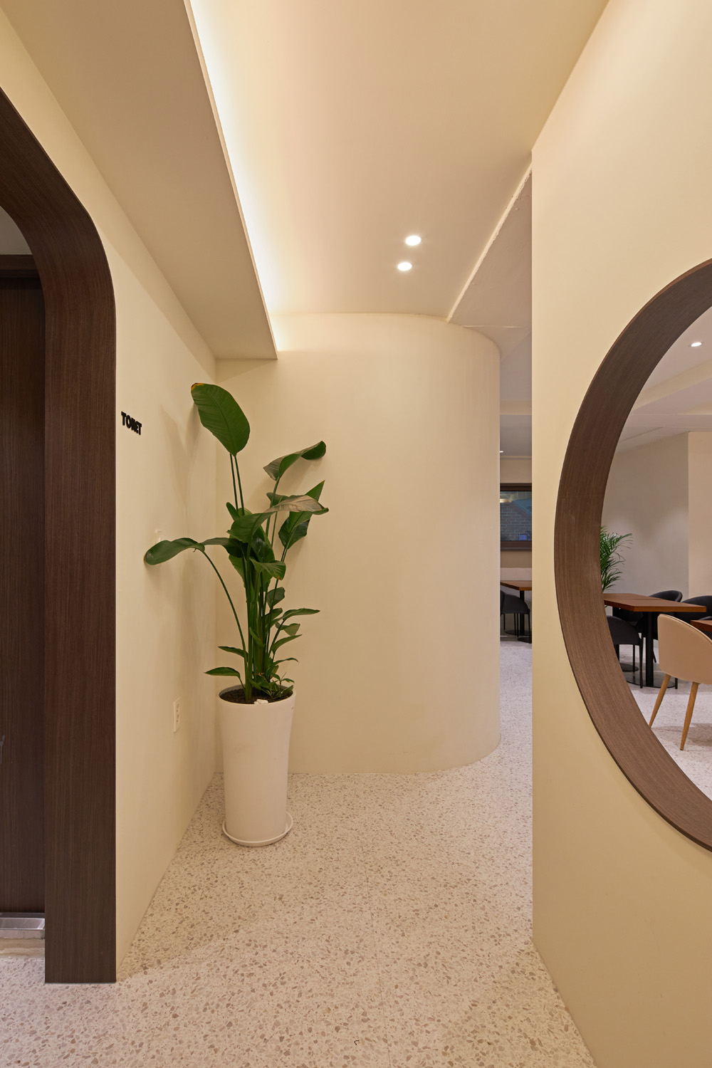 白色与木色交融，34 平米咖啡厅的极简设计魅力-12