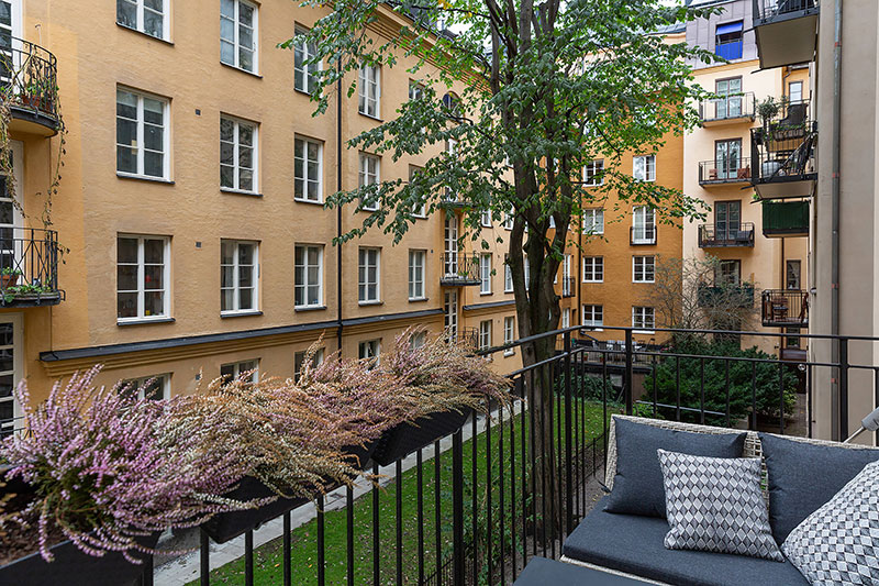 斯德哥尔摩历史建筑中的大胆暗色调公寓设计-17