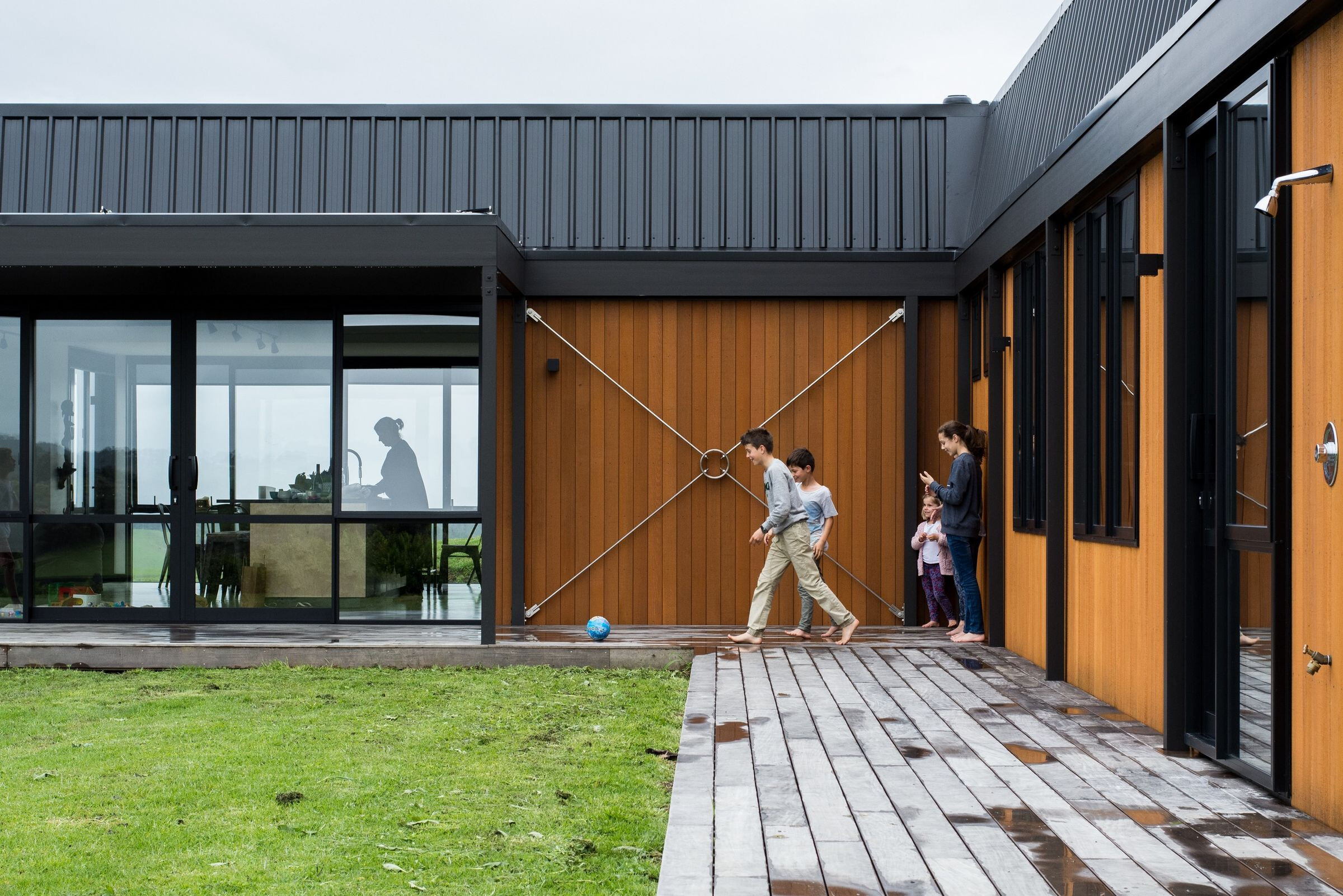 新西兰 Te Arai L 型木屋 | 自然环保的家庭休闲空间-24