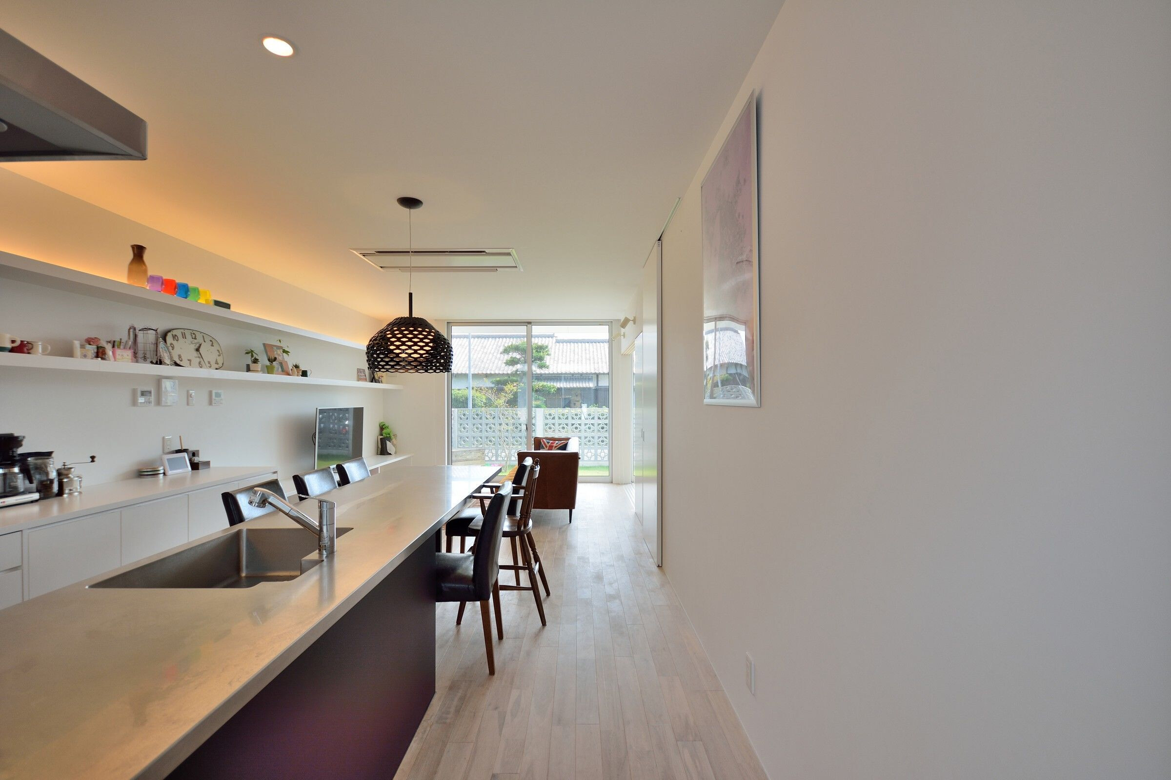 日本长型场地上的简约木质住宅-19