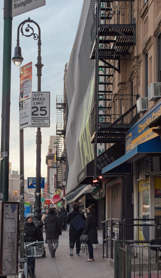 曼哈顿下东区 40 年停车场翻新成现代艺术空间-12