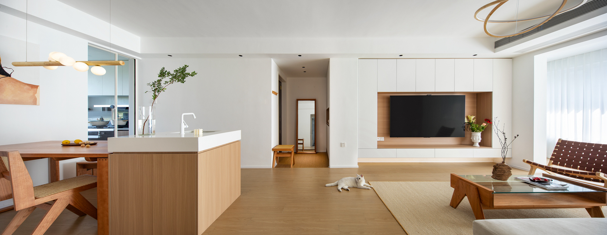 原木色+大白墙，打造简单温馨的住宅。-0