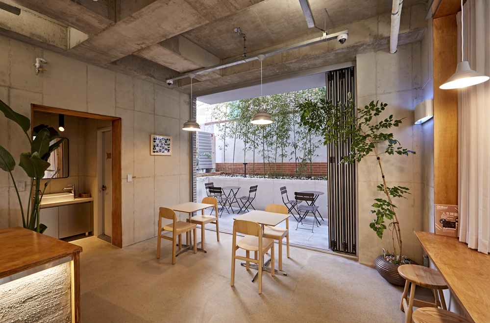14 平米微型咖啡馆，裸露混凝土打造别致空间-9