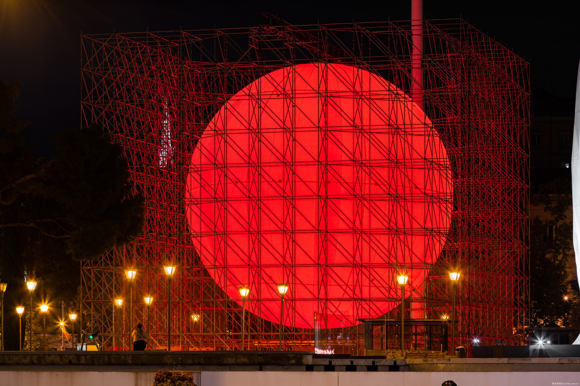 SpY 打造巨型红色球体装置"Tierra"，反思人类与地球的关系-10