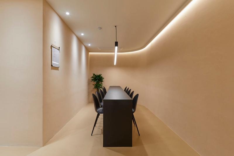 照明点缀的 20 坪现代美妆店-6