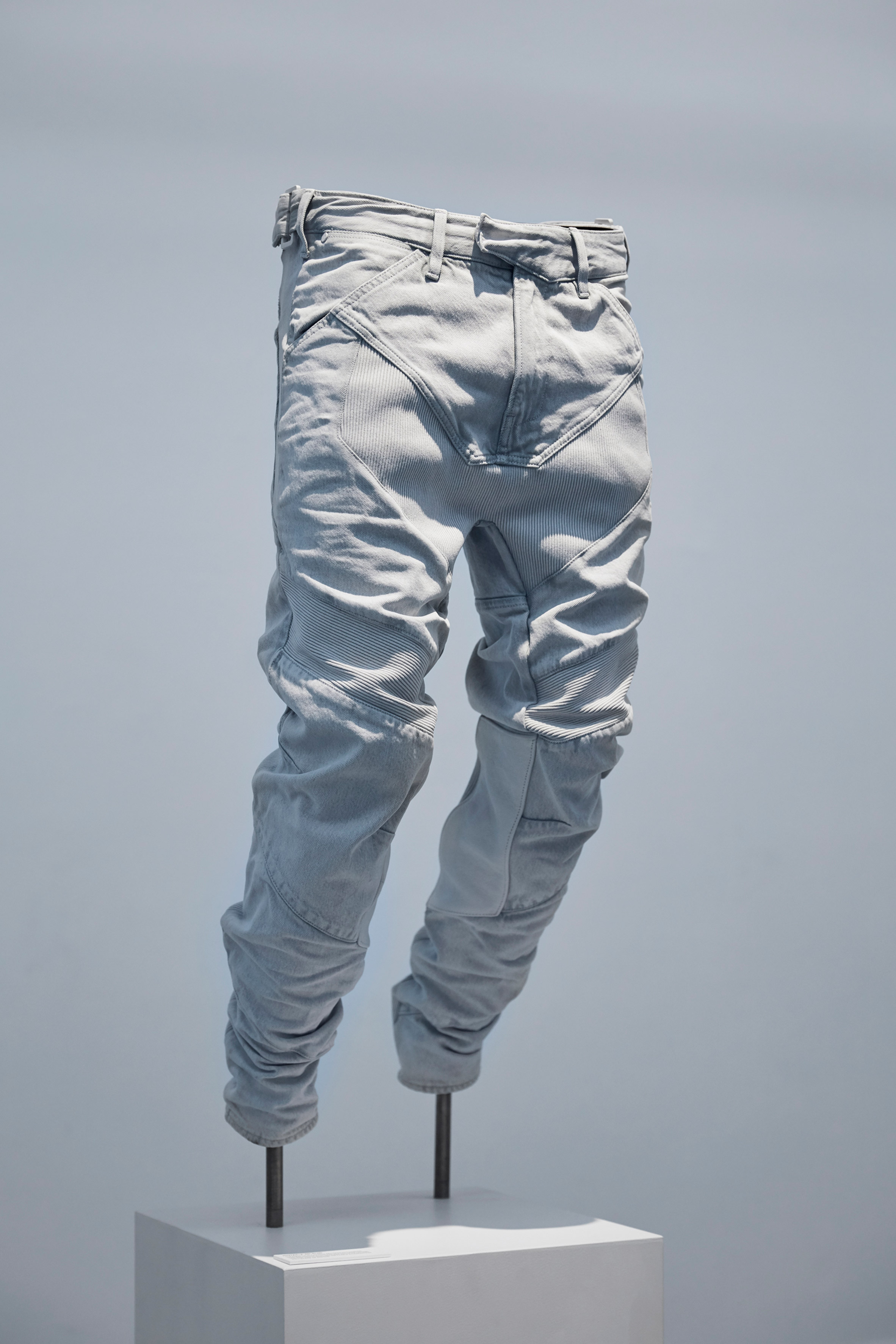 G·Star RAW 创意总监 Aitor Throup 展示人体工程学原型服装-15