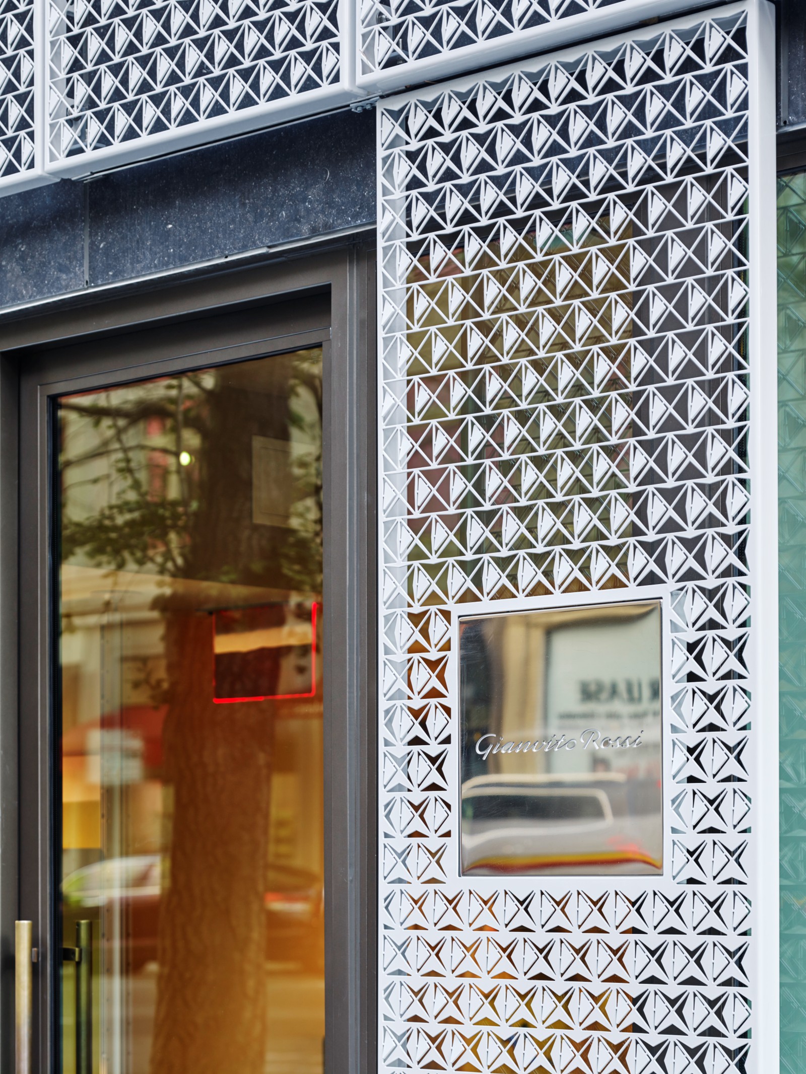 波浪金属屏风演绎商业空间新概念-12