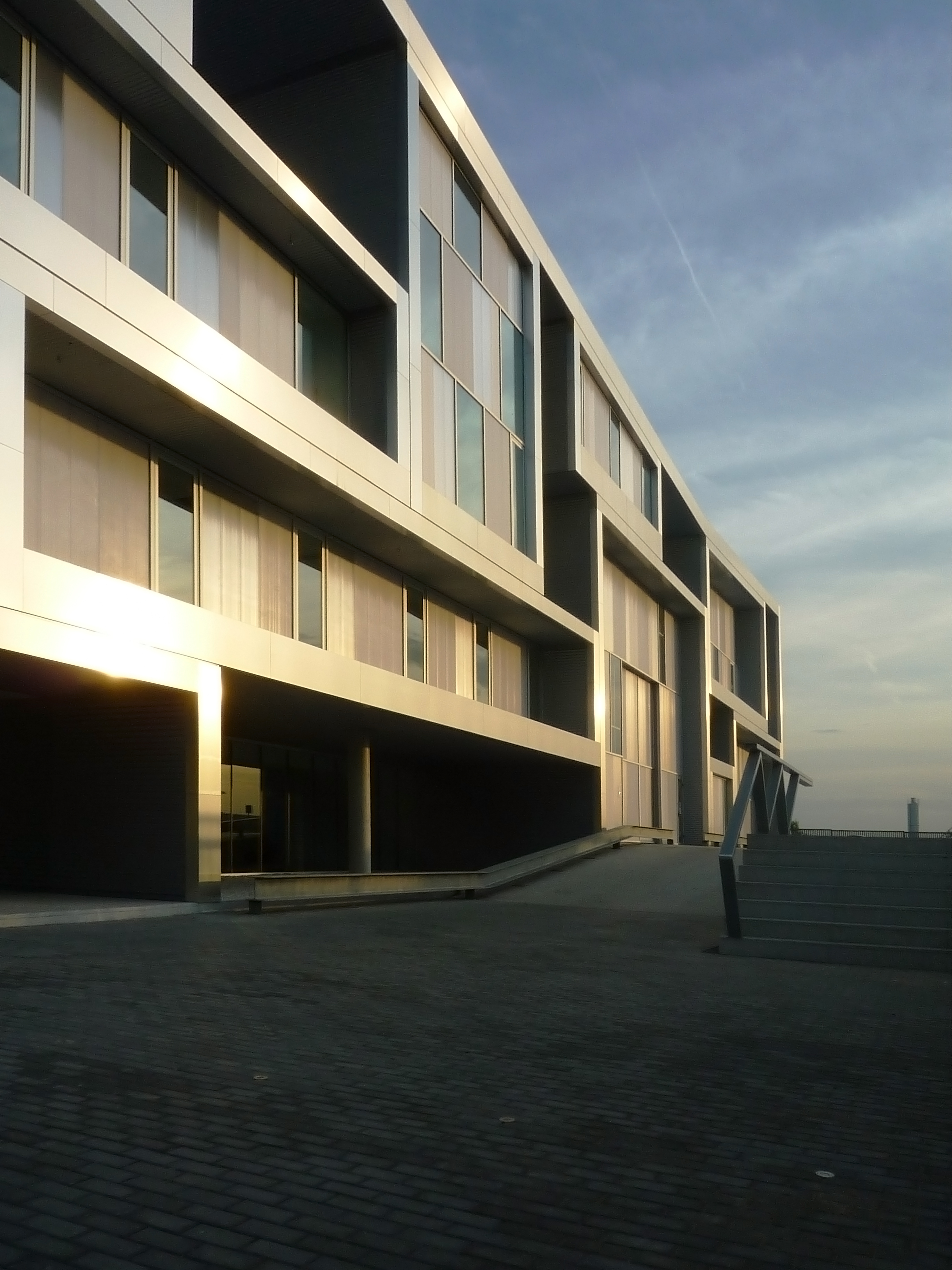 Antonio Matres Studio 打造铝制物流制造办公一体化建筑-16