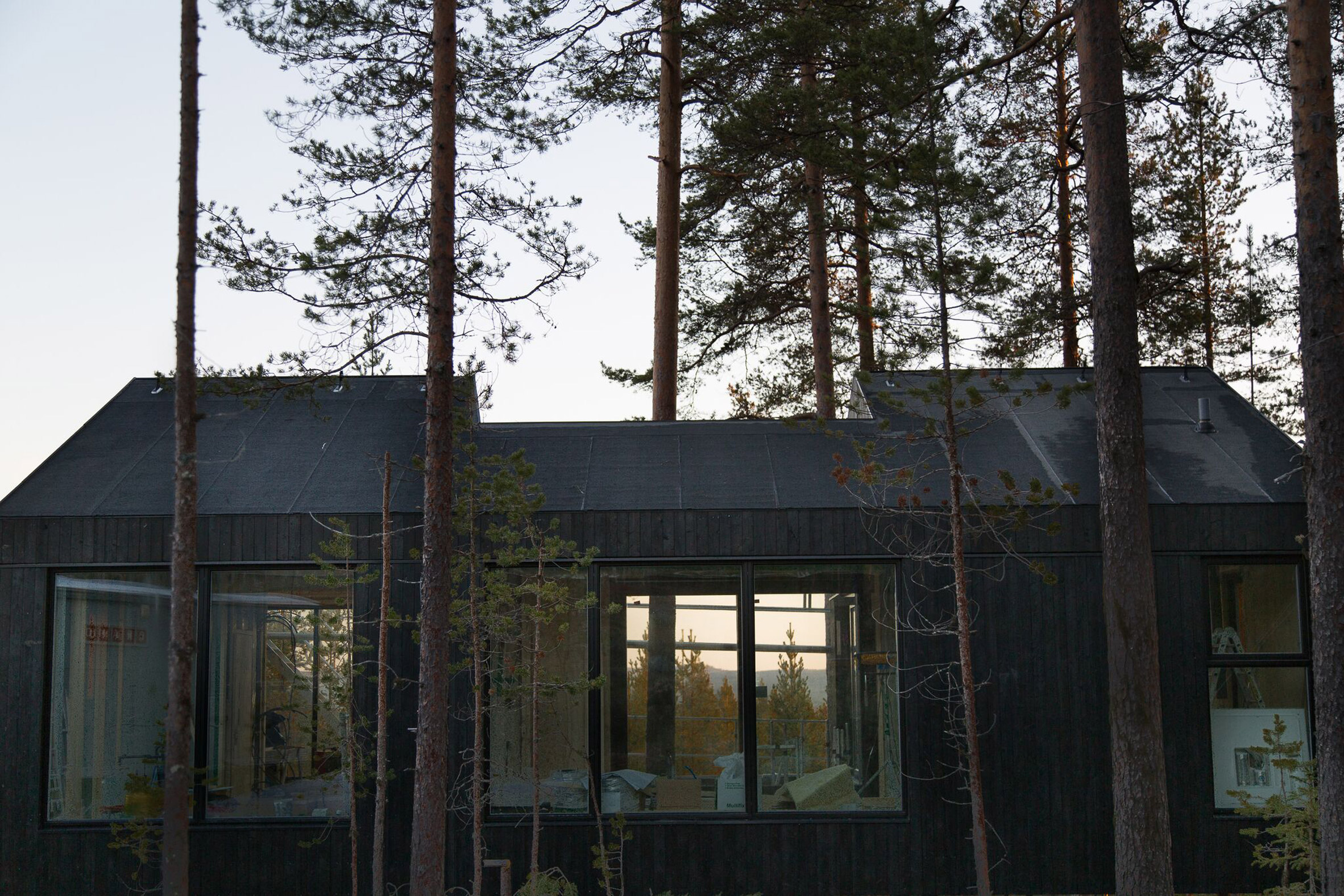 Snøhetta 打造瑞典 Treehotel 最高最大树屋,融入北极光美景-2