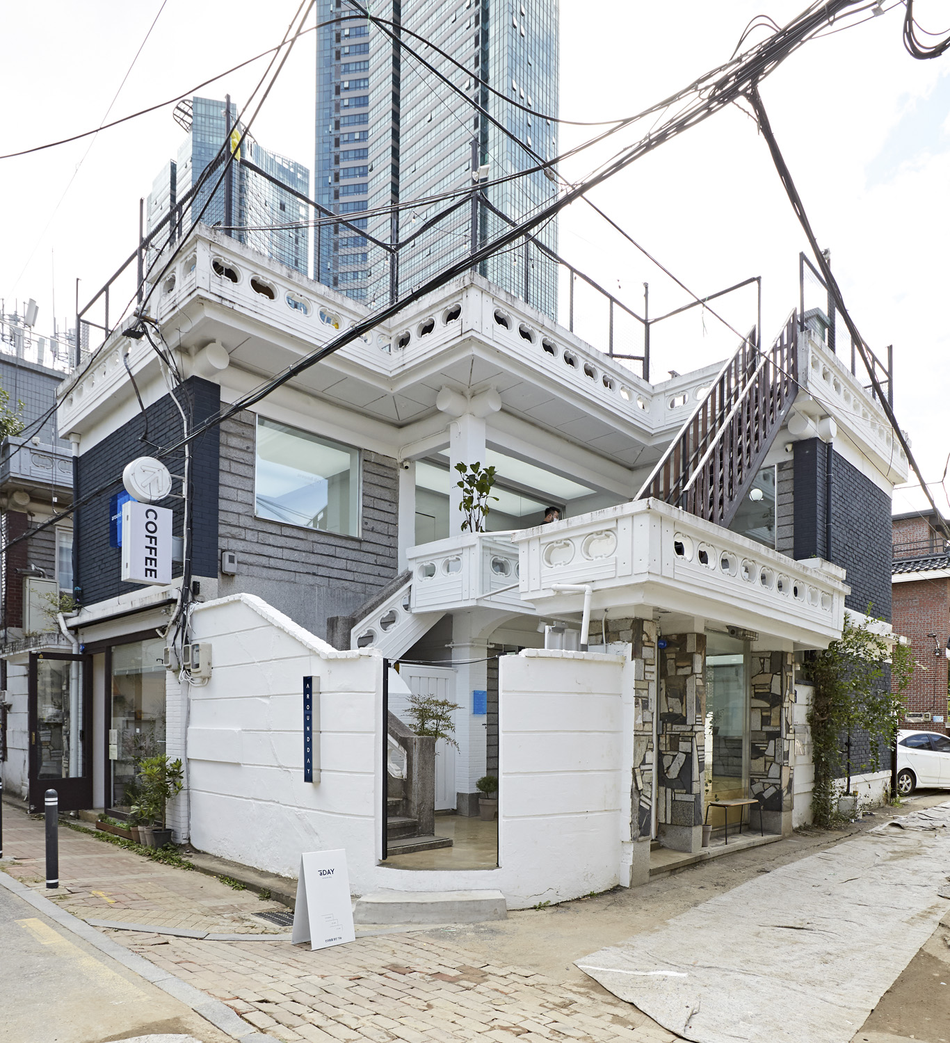 40 平米白色简约风咖啡厅 设计展现极简美学魅力-18