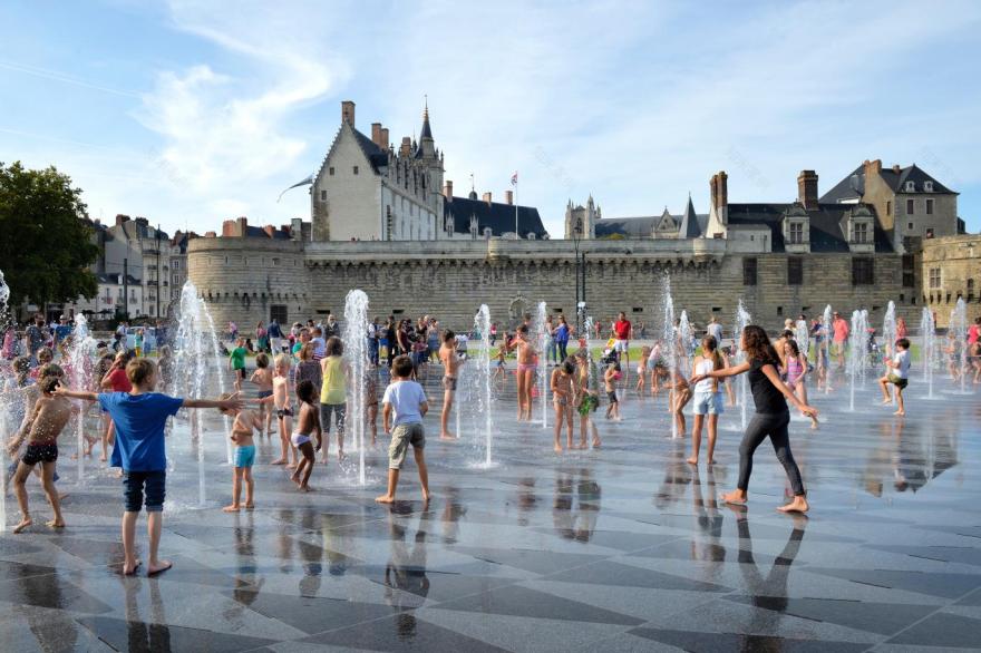 水镜;水面倒影(注:Miroir d’eau常见有这两种表意,结合实际语境可能更偏向于某一种,这里按通常理解呈现) 丨法国南特丨JML,Bruno Fortier,Hervé Devantoy-16