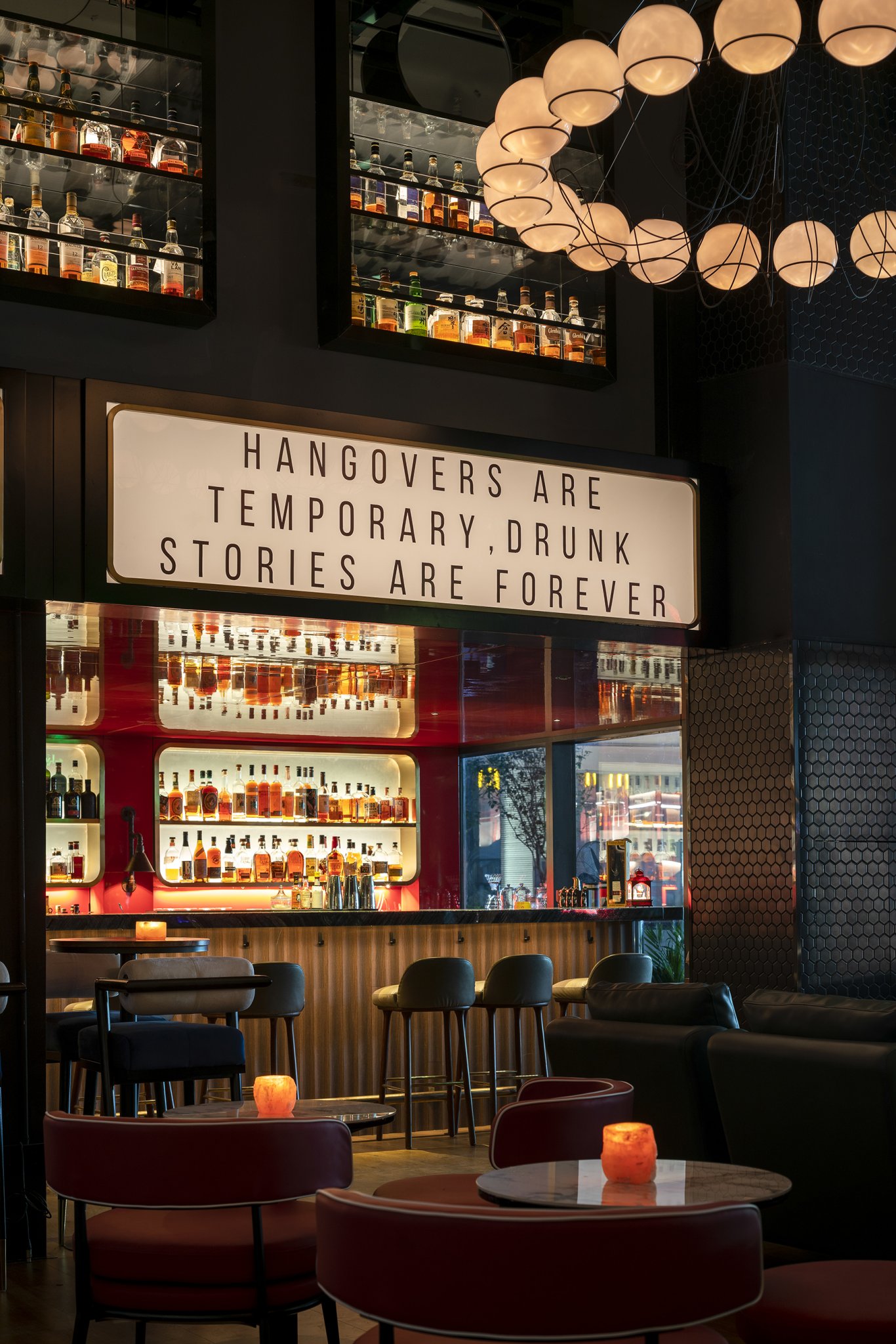 炫目的红 · 酒吧中的私密空间设计-8