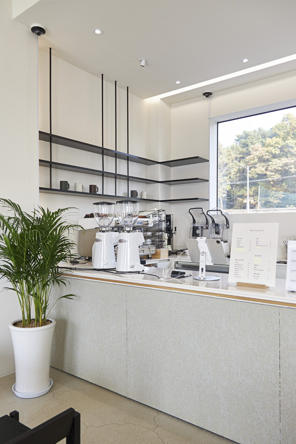 白色木纹打造宁静咖啡厅空间-14