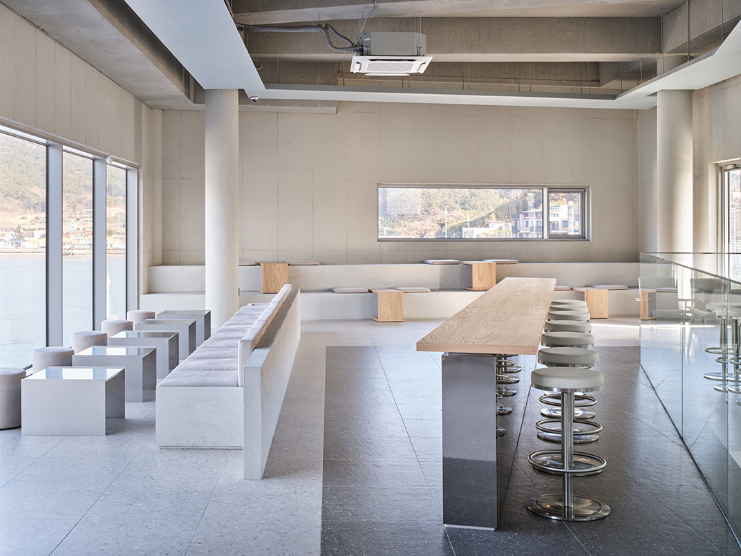 简洁风咖啡店面包店空间SINKI HAERO,韩国 | Designed by designby83 - 面包店 - 餐厅LOGO-VI空间设计-全球餐饮研究所-3