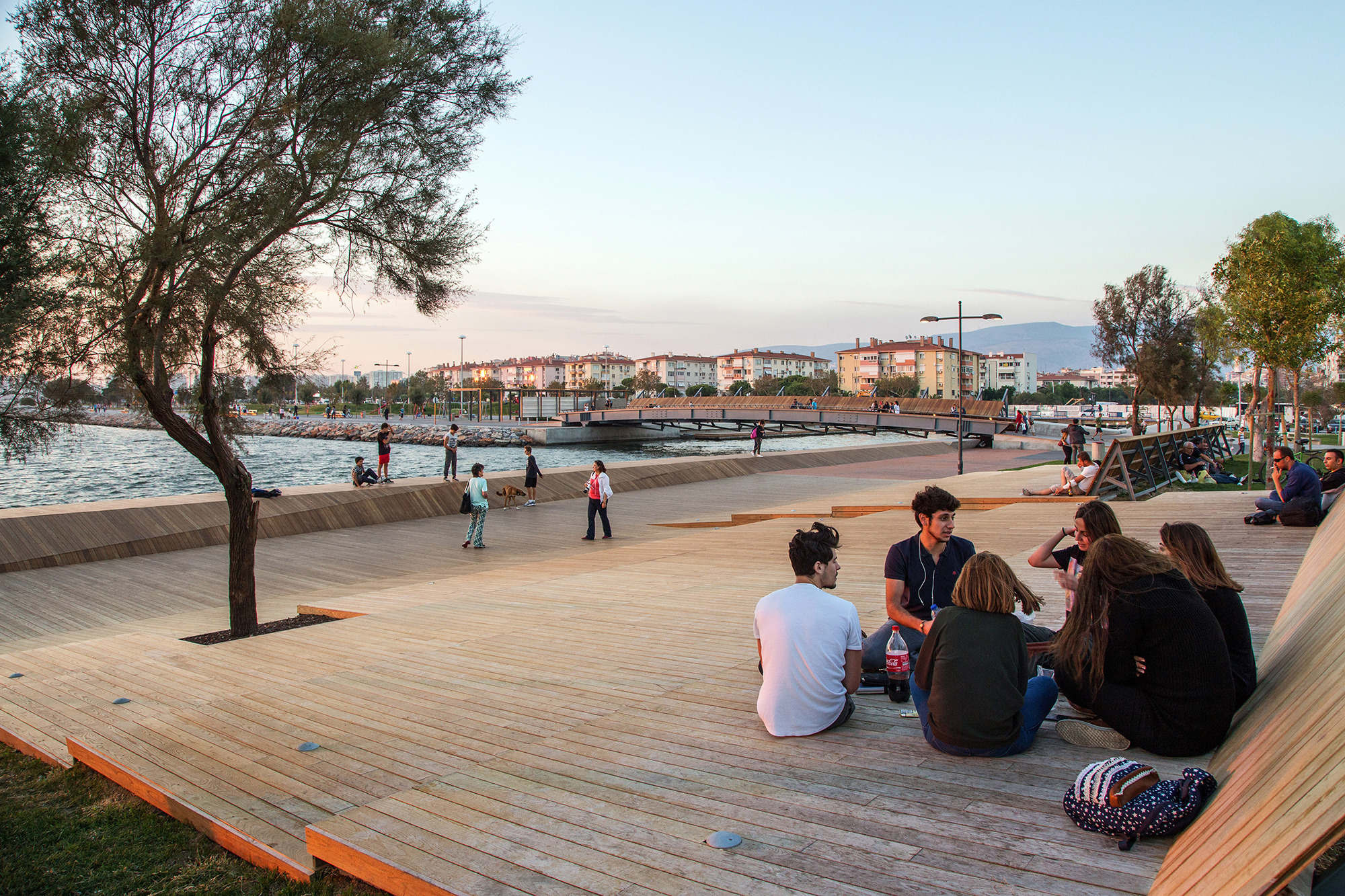 伊兹密尔海滨重塑项目 · Bostanlı日落休息室&人行天桥-55