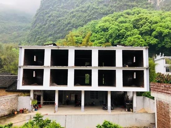 闺蜜俩花了1000万，在漓江边造了栋「积木房子」：这才是当妈的最高境界-88