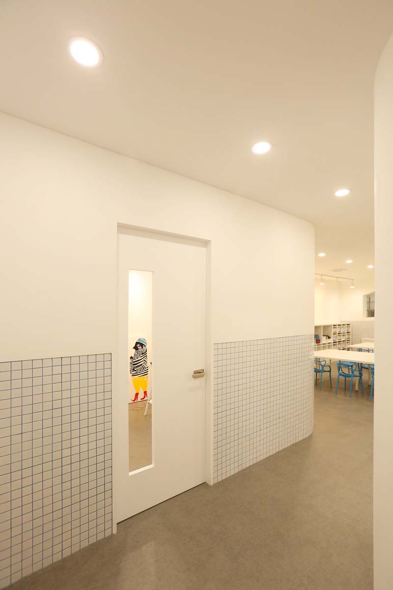 简约纯白，儿童艺术学院的精致空间-5