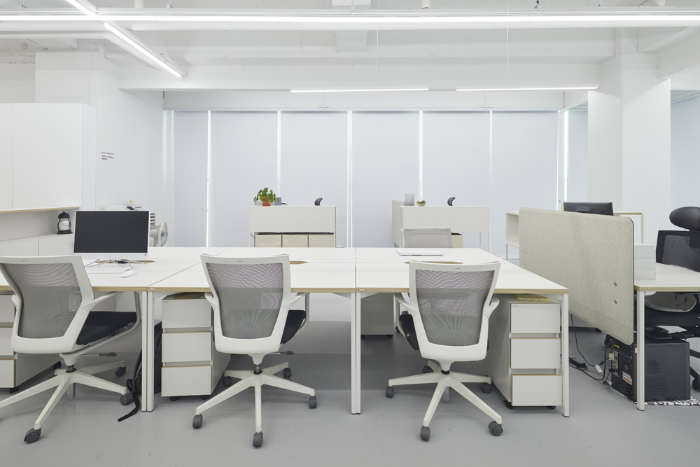 伦敦办公室 | 白色调的优雅照明设计-10