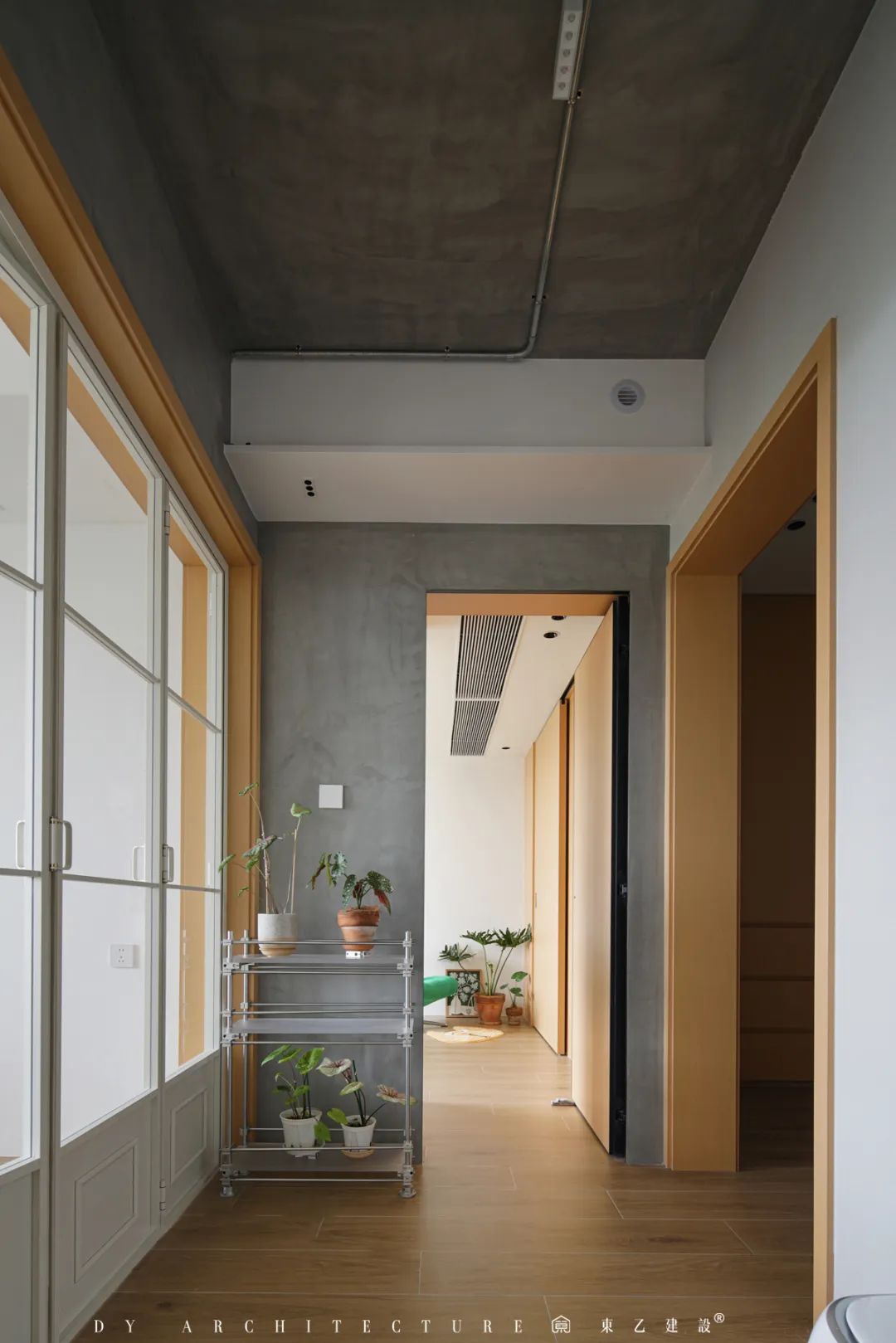 原始粗狂的混凝土裸顶遇上紧凑小三房,这酷酷的松弛感真让人着迷丨中国长沙丨東乙建设-124