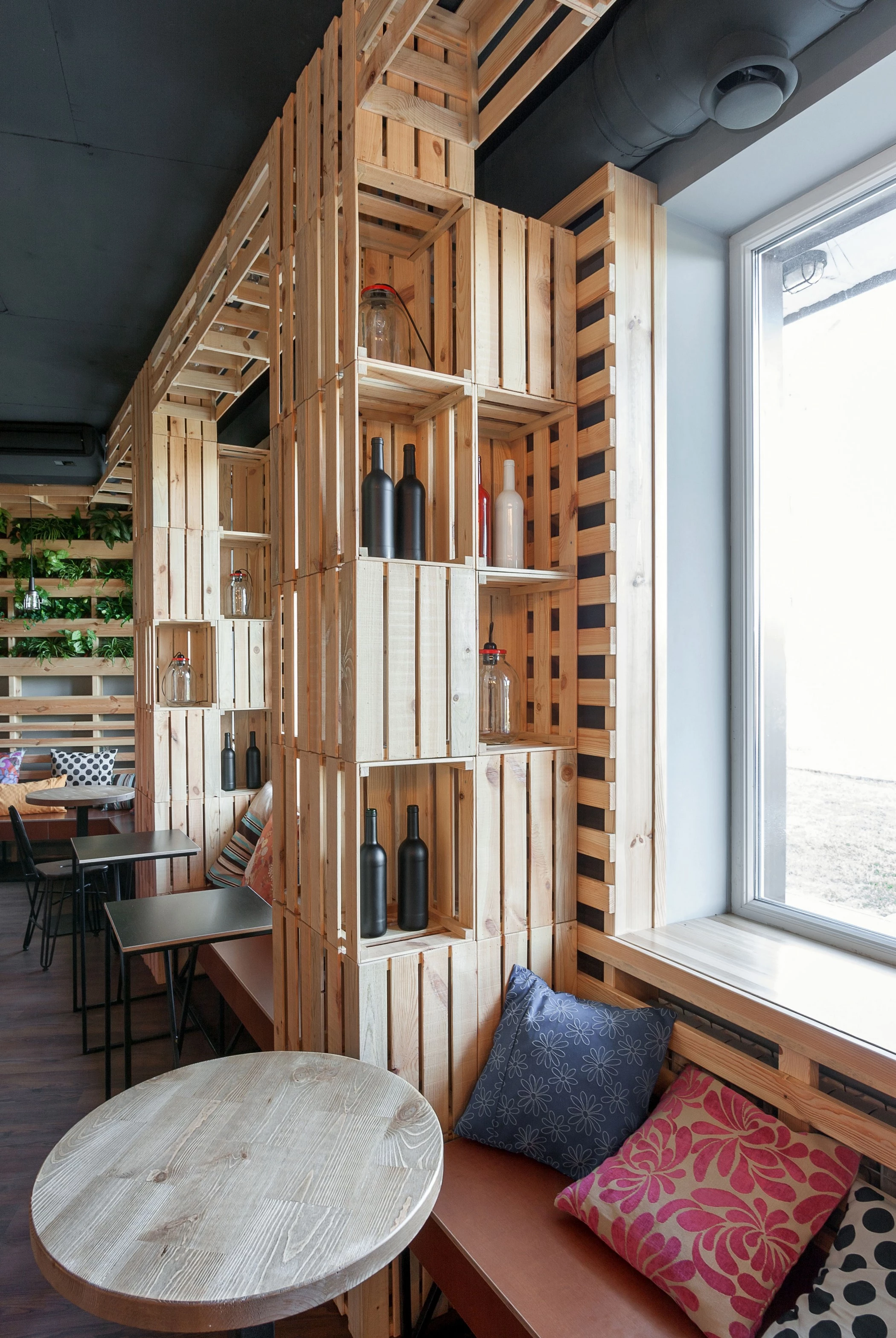 乌克兰 PENKA 咖啡吧 | 木质温馨空间与创意金属灯饰的完美结合-16