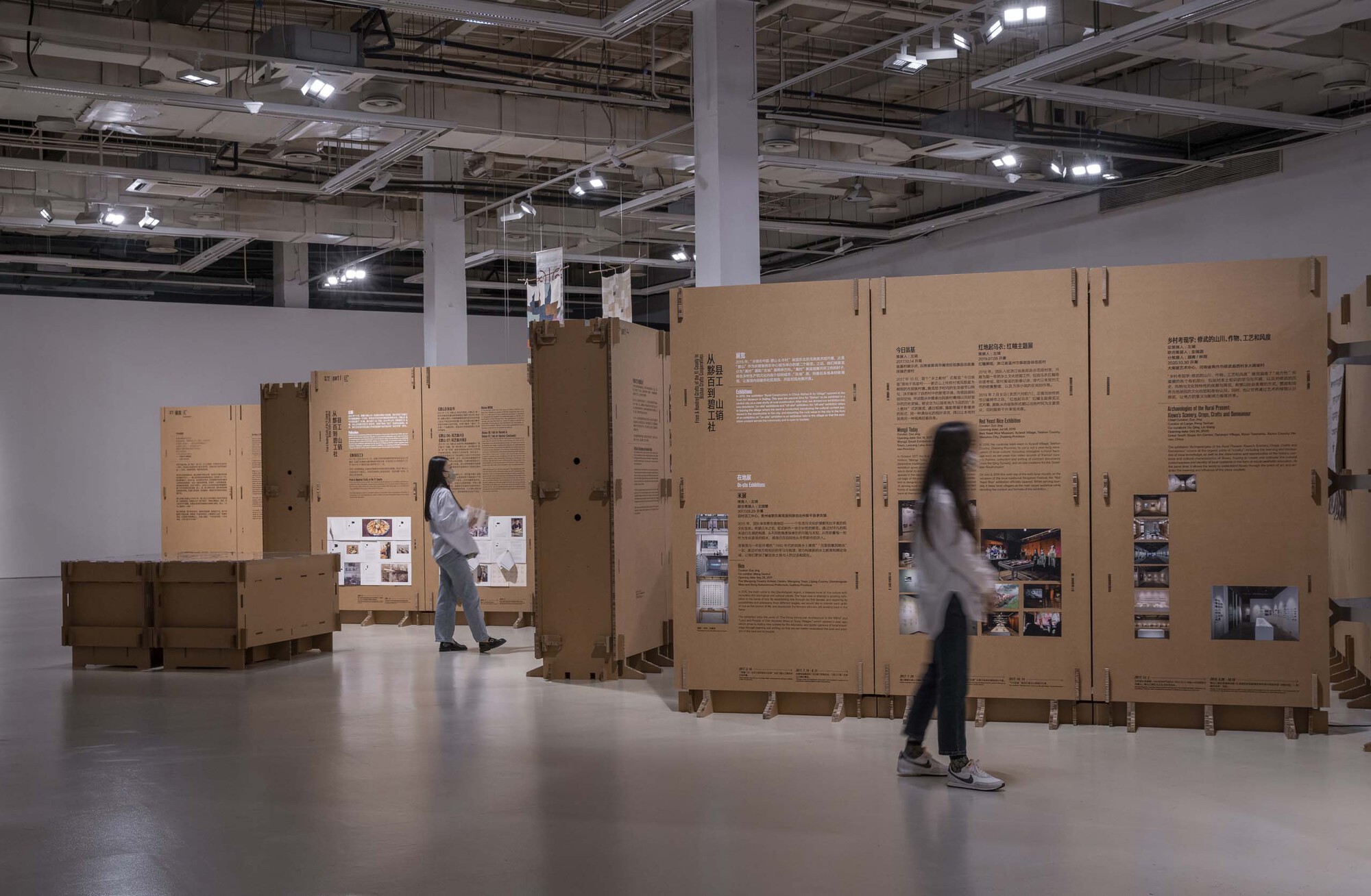 Exhibition Space Formed by Corrugated Cardboards / LUO studio-9