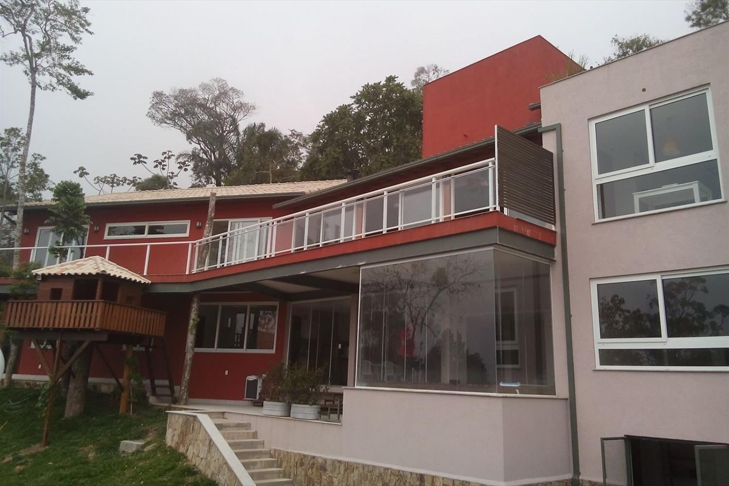 巴西 Traço & Espaço 建筑事务所的创新坡地住宅设计-1