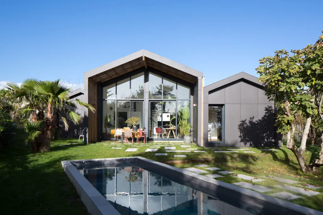 夜晚如童话般的玻璃山建筑-3