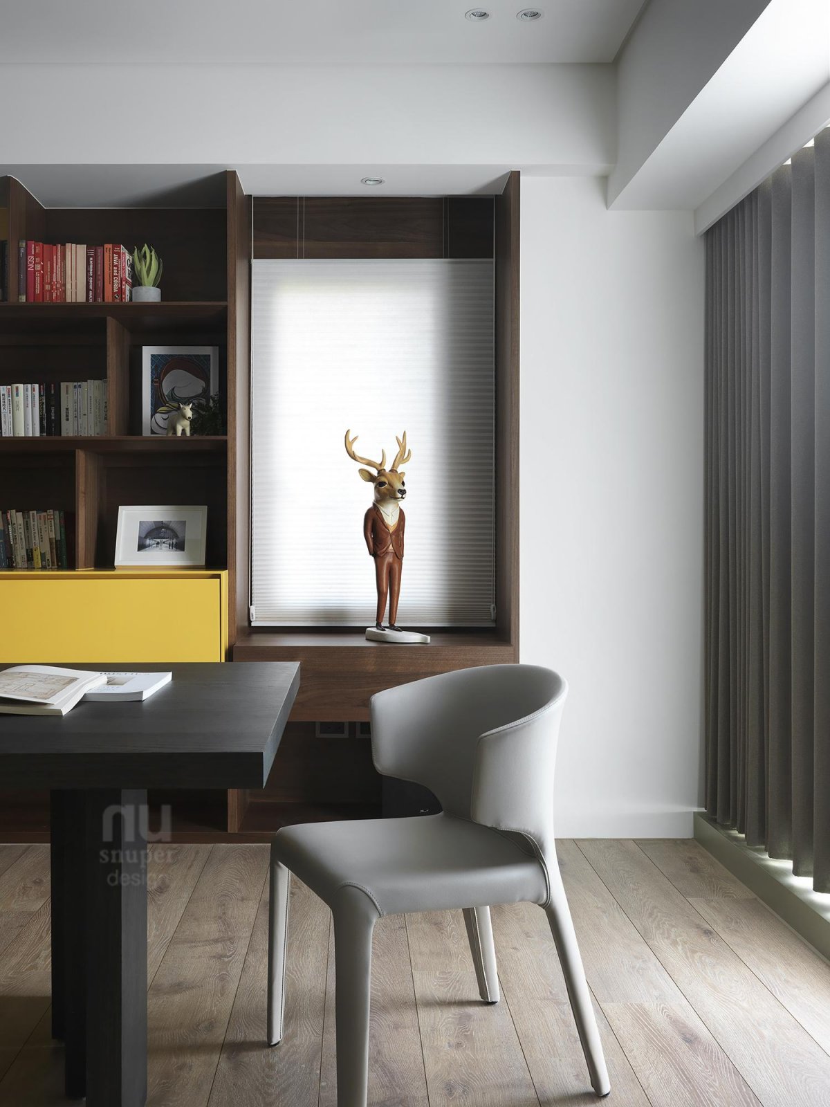 原味生活，书墙为背景的现代住宅设计-9