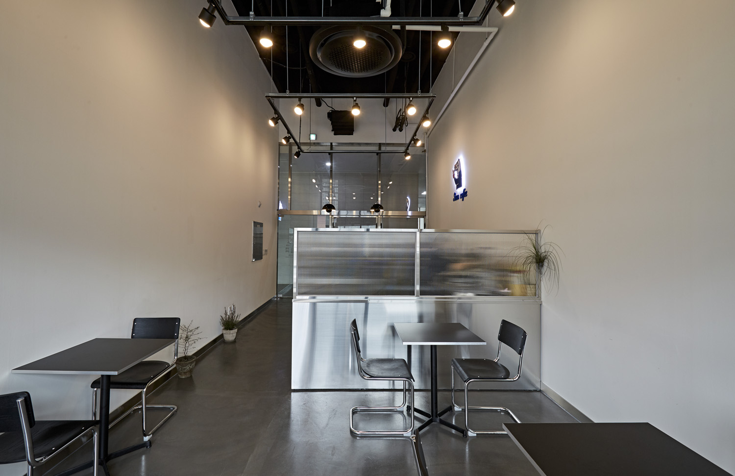 极简风 11 坪咖啡店，打造舒适空间-3