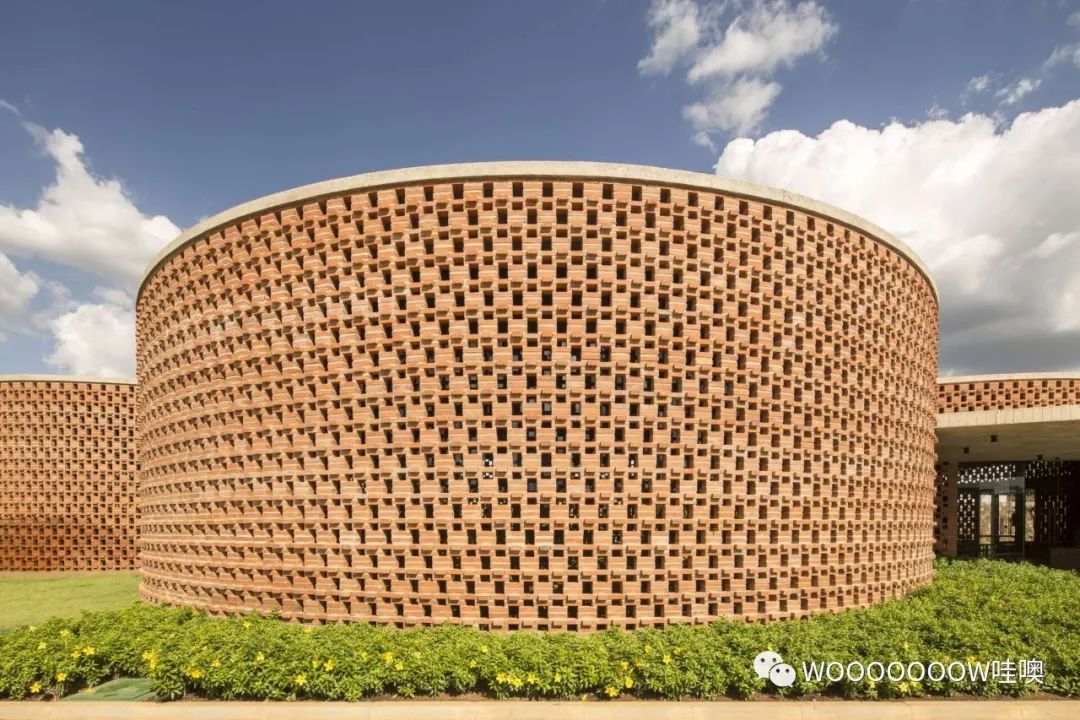 巴西 Unileão 大学体育馆 | 砖纹理与绿意空间的巧妙结合-16