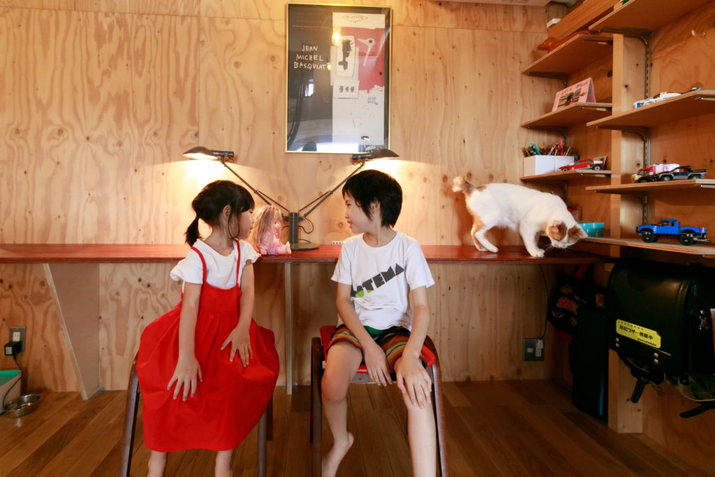 “間”を紡ぐ建築家の自邸自在に姿を変える空間が暖かなコミュニティを育む | Style of Life | 100%LiFE-19