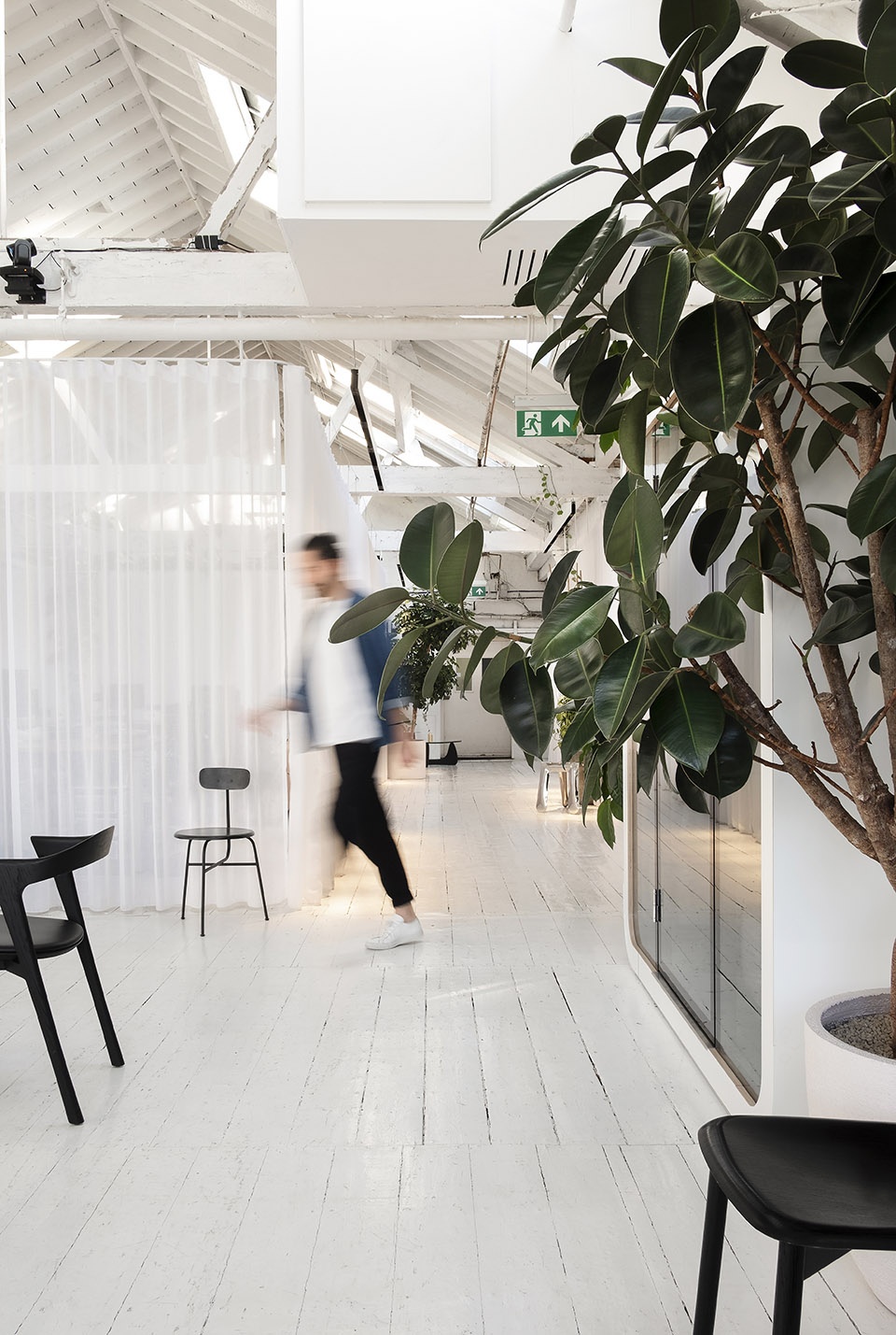 伦敦科技公司可调节式办公空间,灵活利用自然光与绿植-26