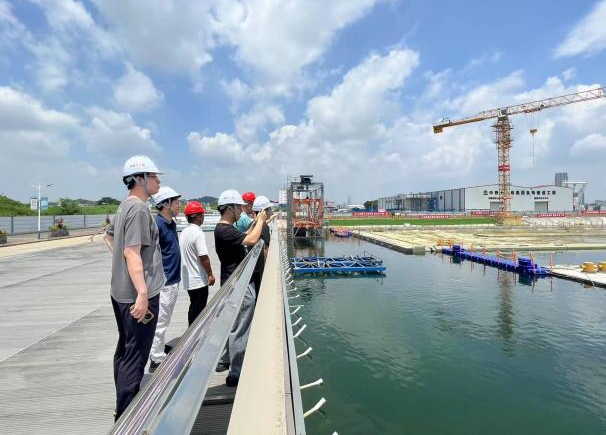 鱼珠隧道首节沉管管节顺利浮运对接-23