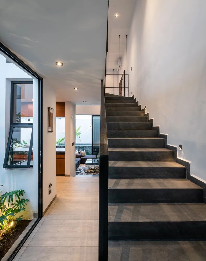 11 米长方形土地上的二层阁楼住宅-18