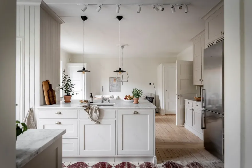 红白棋盘地板 | 古老公寓的现代魅力-5