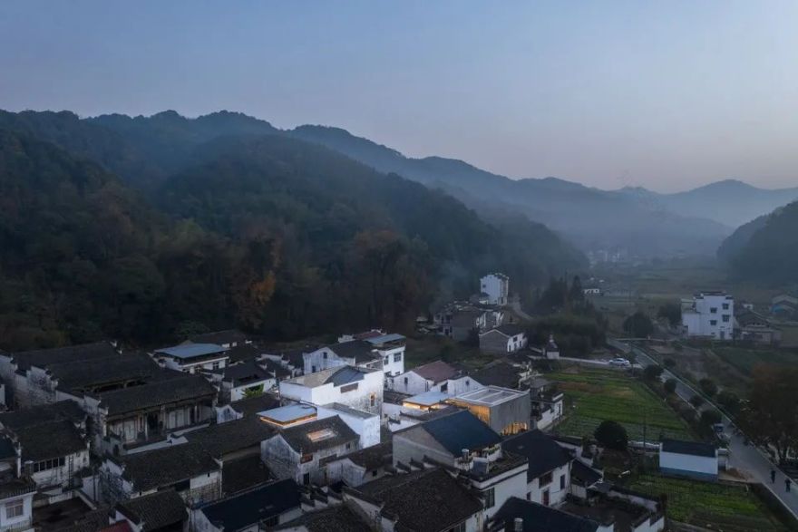 桥廊:上海三联书店·黄山桃源店丨中国黄山丨来建筑设计工作室-10