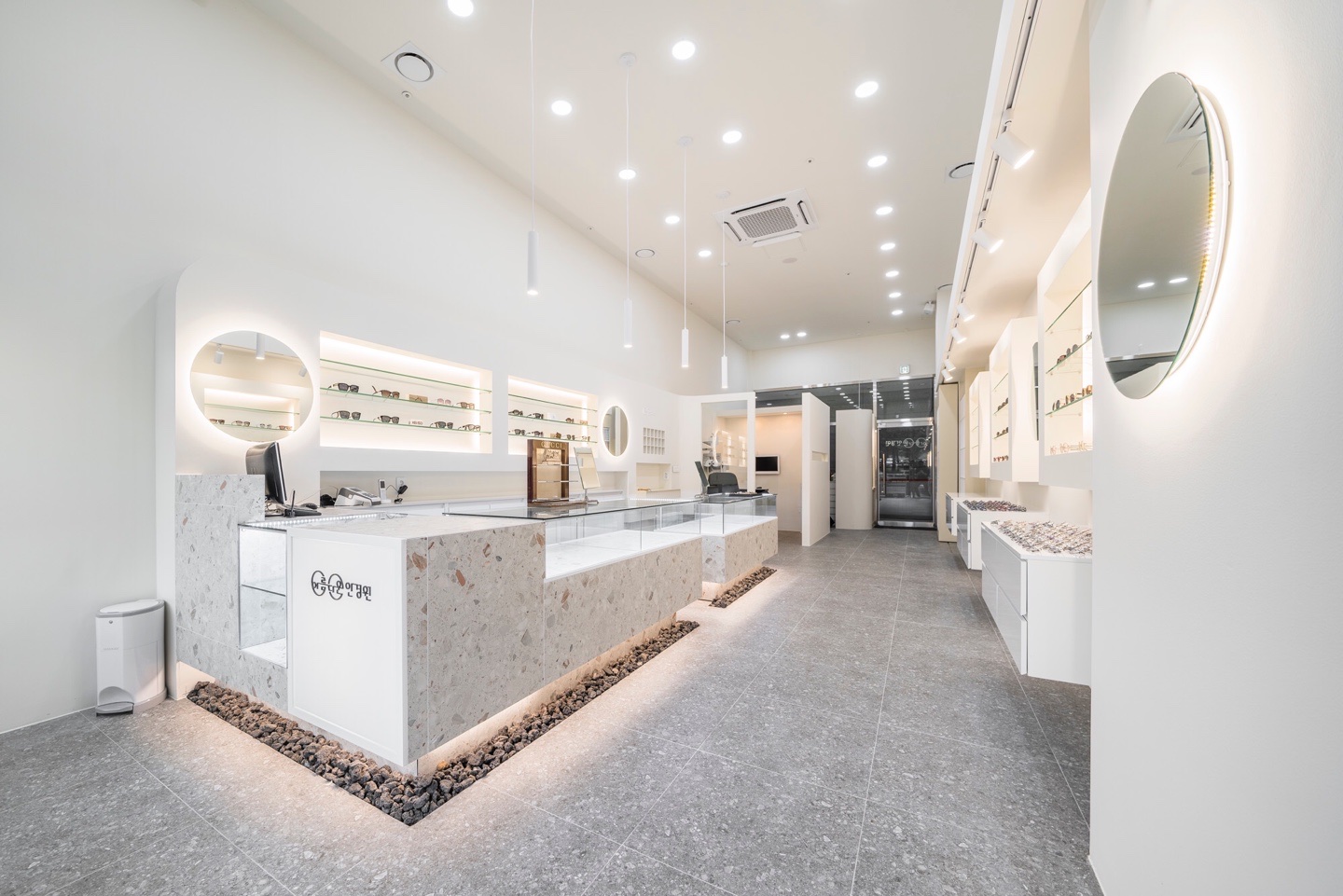 明亮优雅的 16 坪眼镜店设计-3