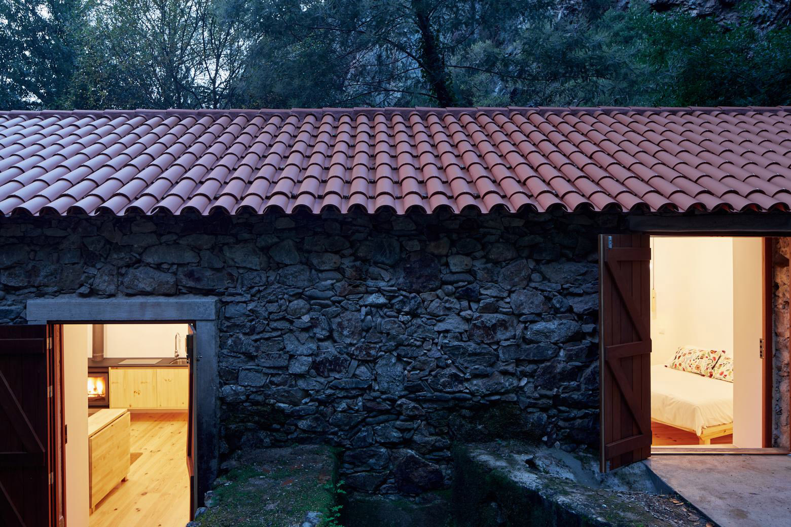 悬崖边的水磨坊民宿 / Bruno Lucas Dias Architecture-32