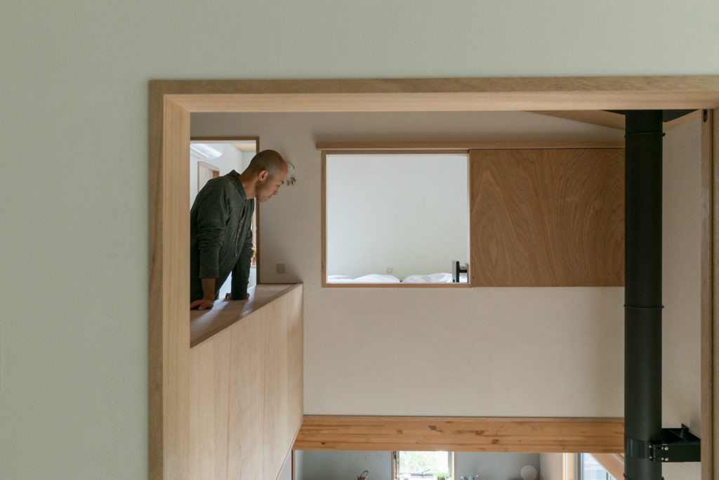 吹き抜けを家の中心に作るあたたかな自然素材の家に『shizen』の器が映える | Style of Life | 100%LiFE-9