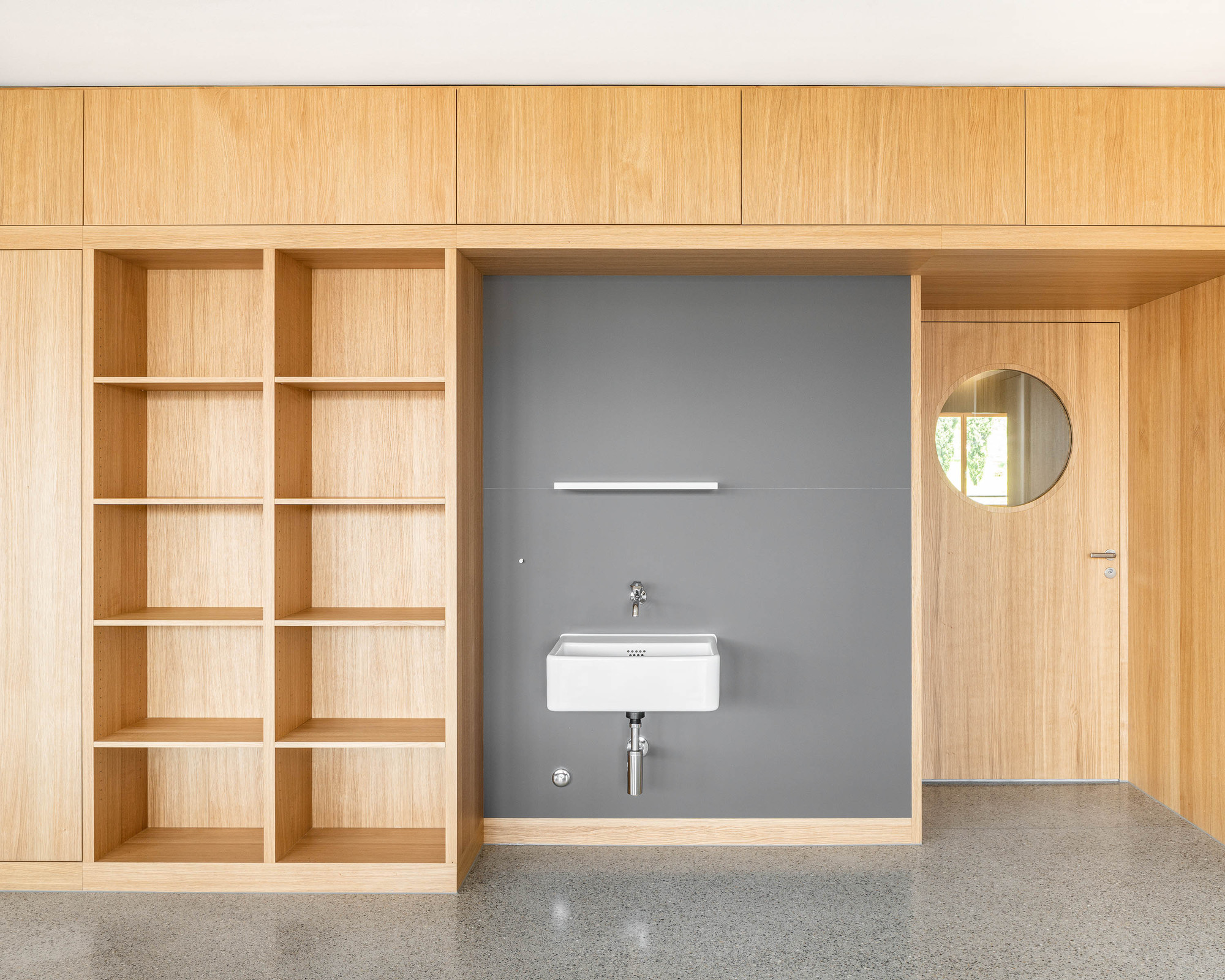 瑞士 Bazenheid 小学教育建筑，灵活教学空间与自然主题户外设施-15