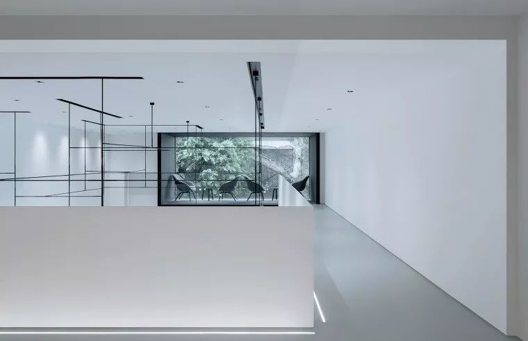 福州时间甜品店 | 极简黑白空间，美食与自然的和谐共处-32