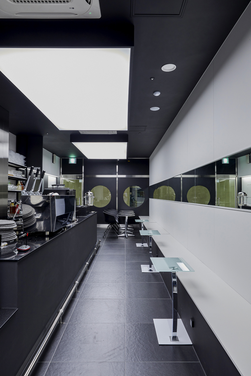 现代黑白灰 18 平米咖啡厅室内设计案例-8