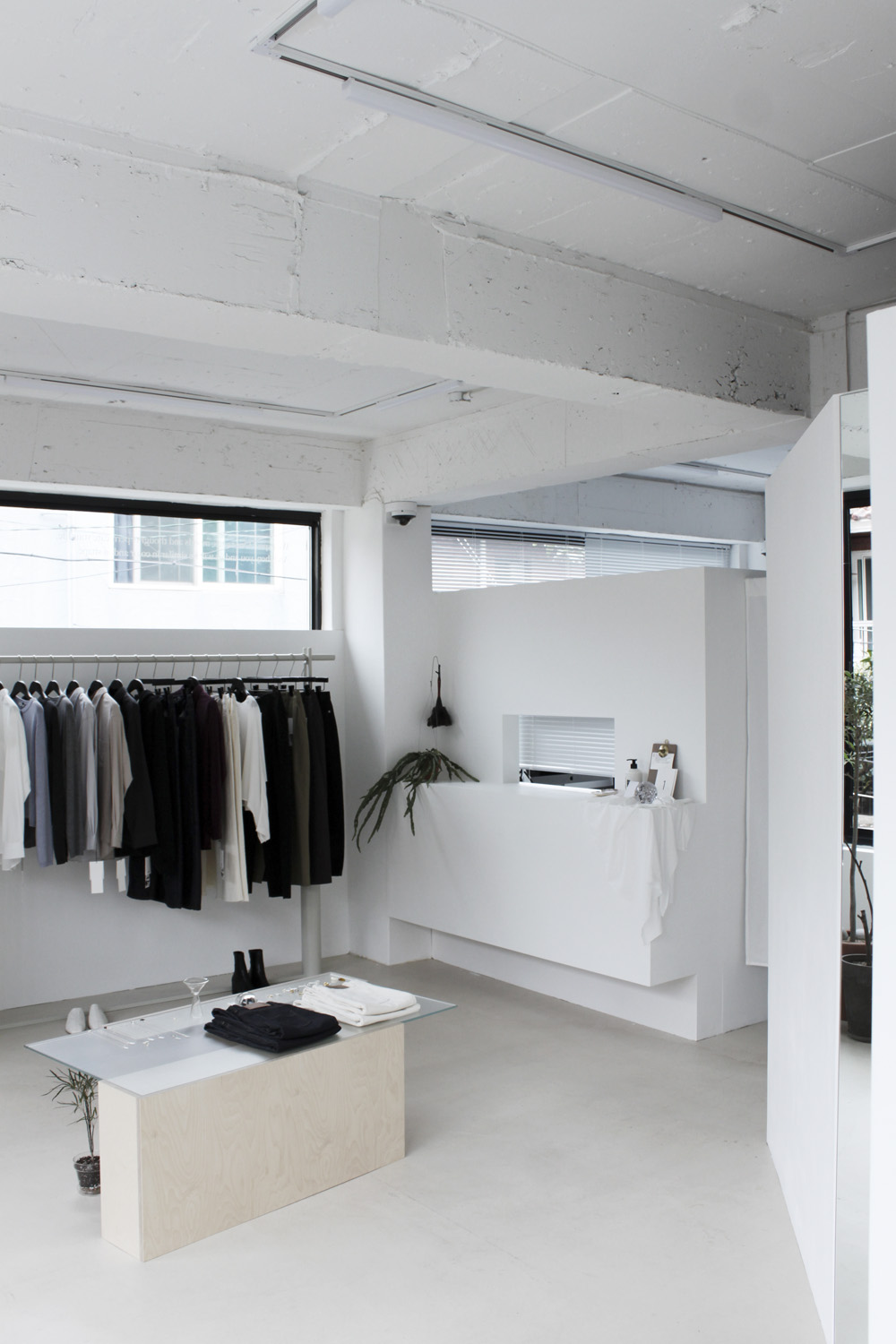 白色时尚迷你家具店设计-13