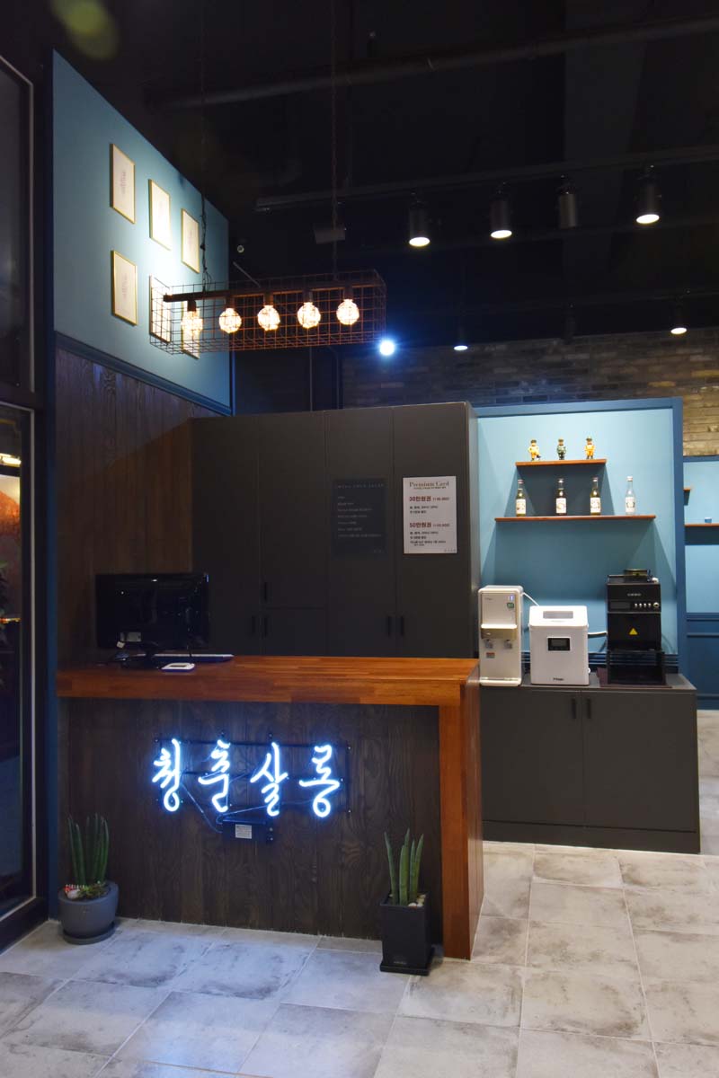 25 平米美妆小店，极简黑白色调打造青春时尚空间-13