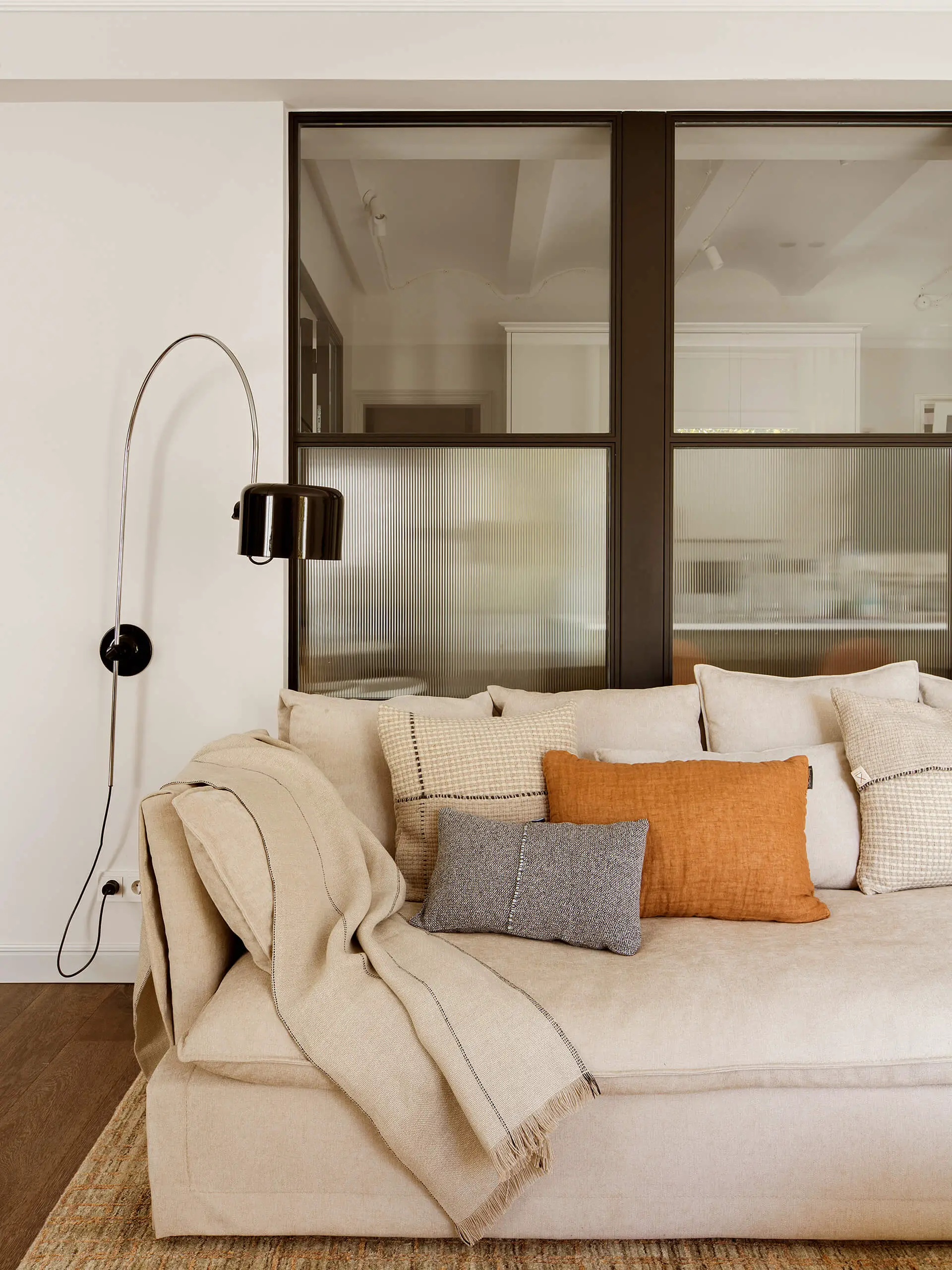 巴塞罗那 200m2 公寓现代改造，The Room Studio 的绿色魅力-2