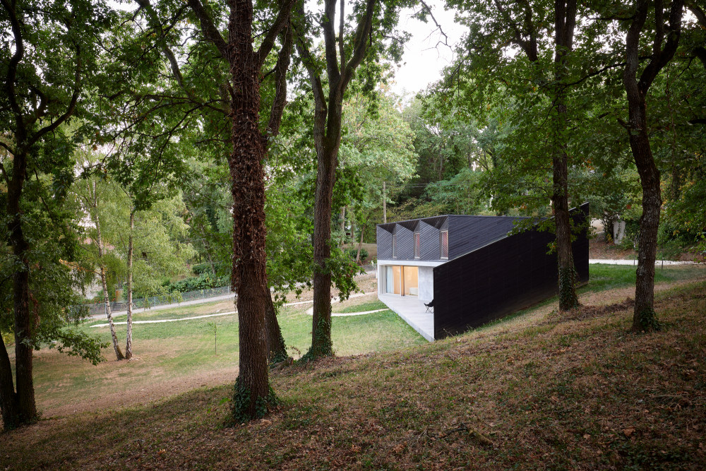 法国 V 字住宅 | 嵌入林间的自然几何空间-23