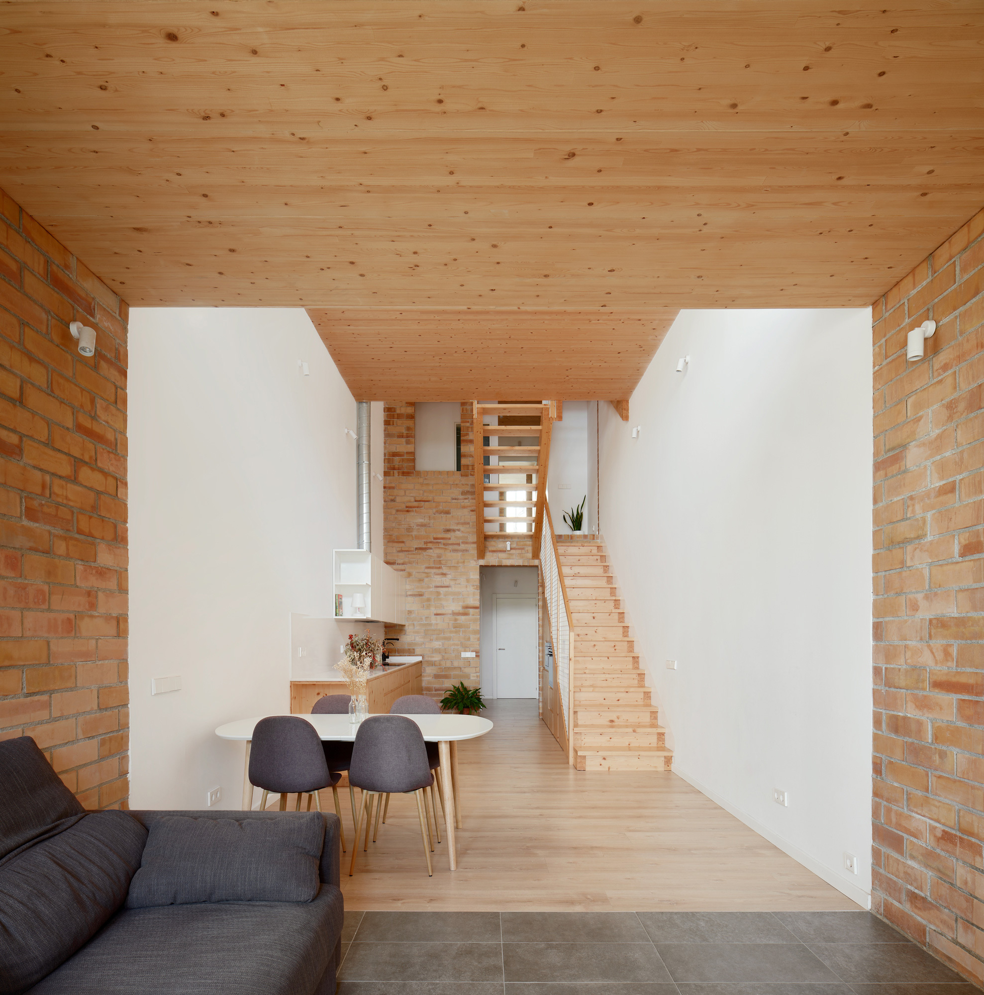 115ARI Single-Family Home Between Party Walls in Sabadell / Vallribera Noray Arquitectes-33