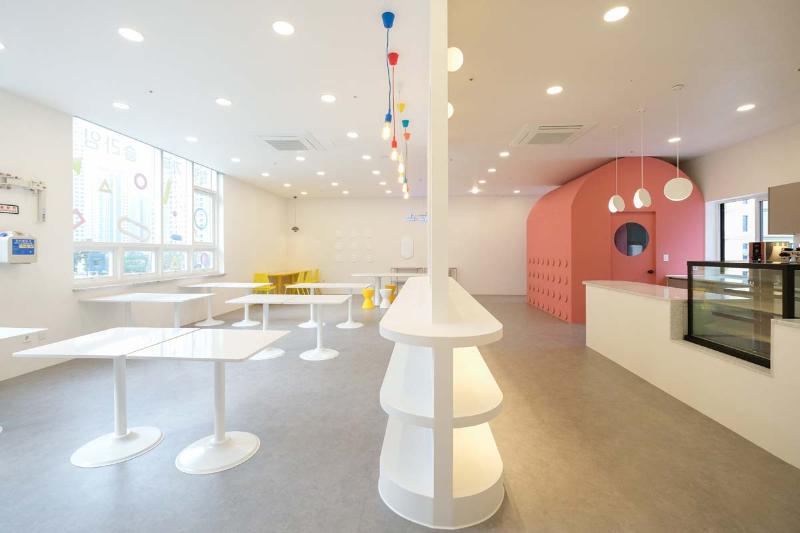 30 平小空间大变身，明亮多彩的咖啡厅设计-2