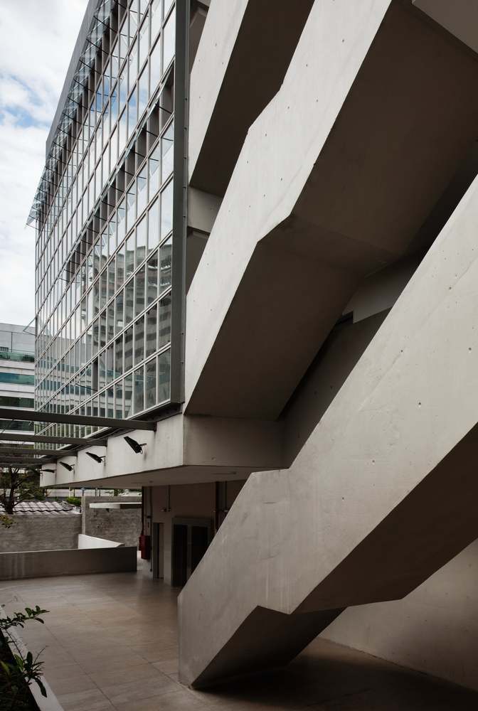 巴西 Shalom 社区中心·混凝土巨石构建的和谐空间-24